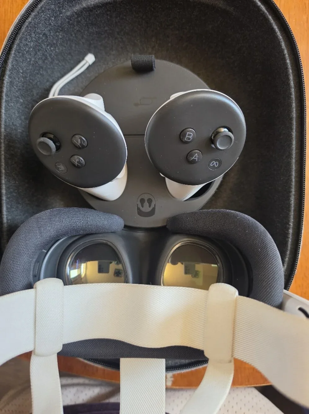 Quest 2 VR Headset with White Controllers - White
